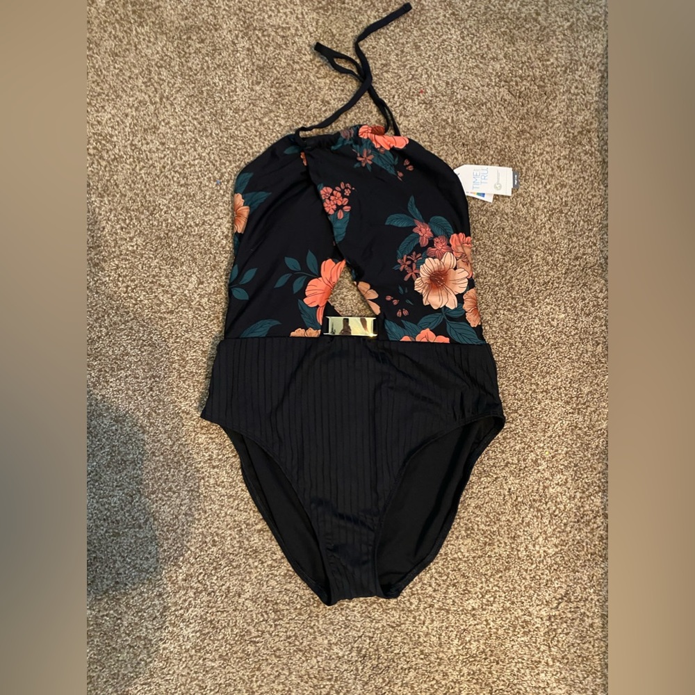 Time and Tru High leg one piece middle cut out beautiful swimsuit.